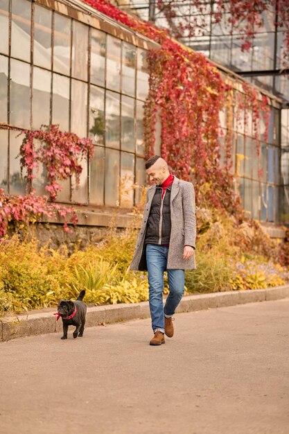 Ein Mann geht mit seinem Hund spazieren