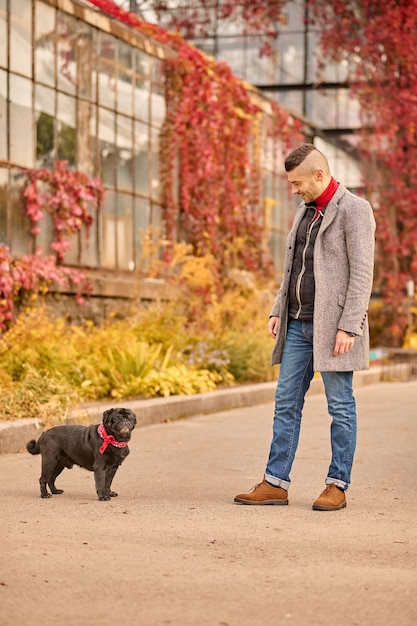 Ein Mann geht mit seinem Hund spazieren