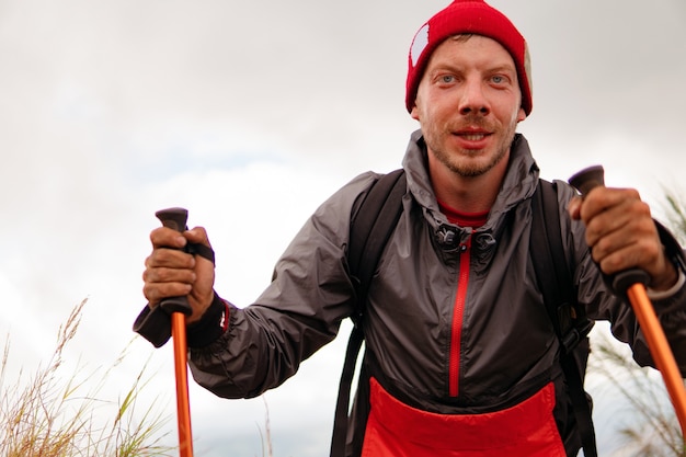 Ein Mann geht Trekking in den Bergen. bali