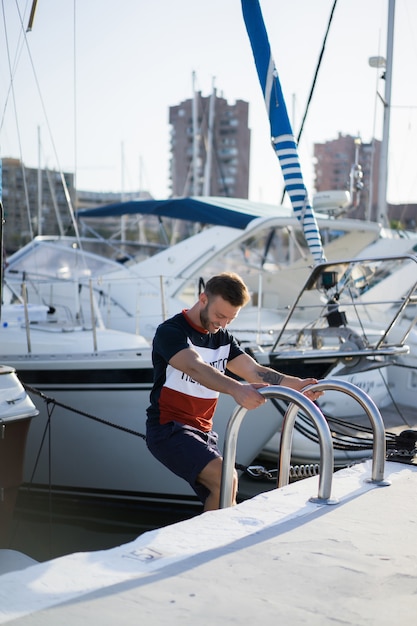 ein Mann im Hafen, der die Yacht für die Reise vorbereitet