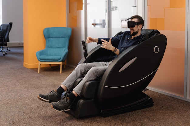 Ein Mann in einem Massagesessel mit VR-Technologie