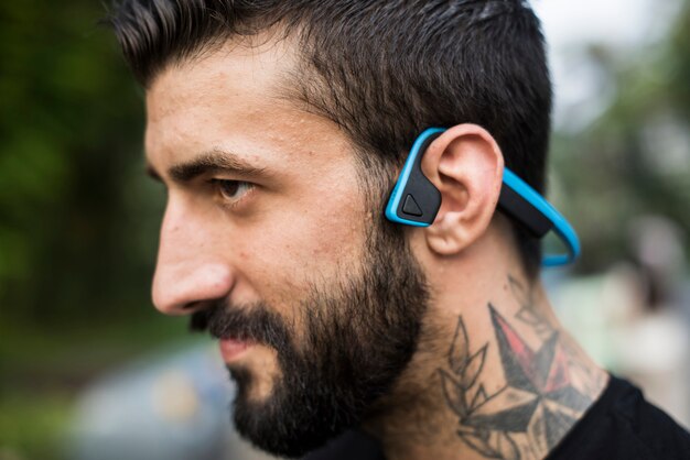 Ein Mann mit Bluetooth-Kopfhörern