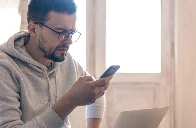 Ein Mann mit Brille nutzt einen Smartphone-Kopierbereich