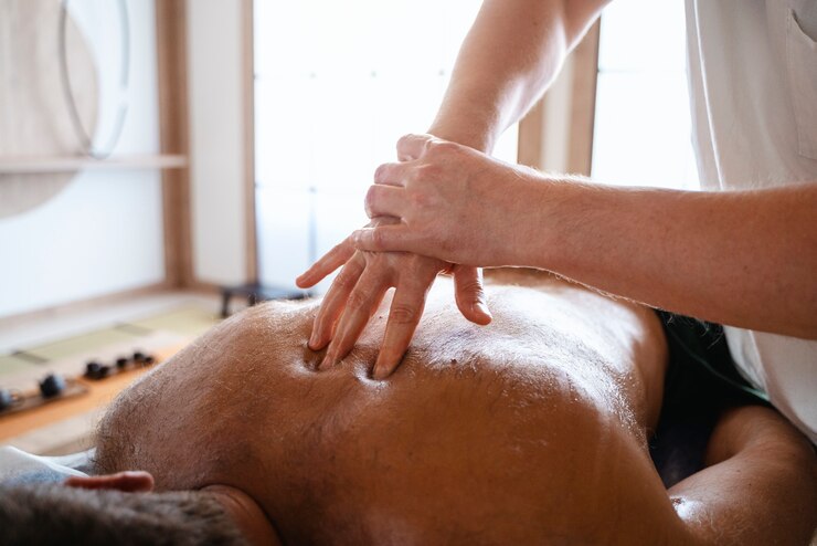 Kostenlose Foto ein mann mit einem hohen winkel, der massage bekommt