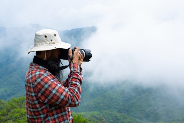 Ein Mann mit einer Kamera Weltfotografentag.