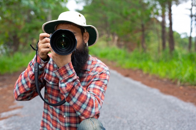 Ein Mann mit einer Kamera Weltfotografentag.