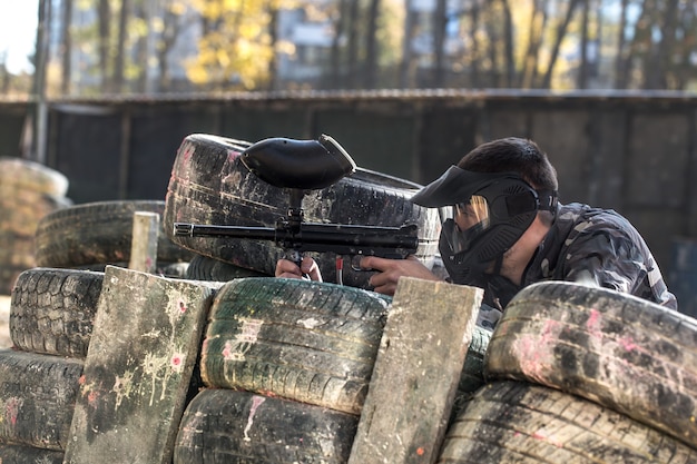 Ein Mann mit einer Waffe spielt Paintball.