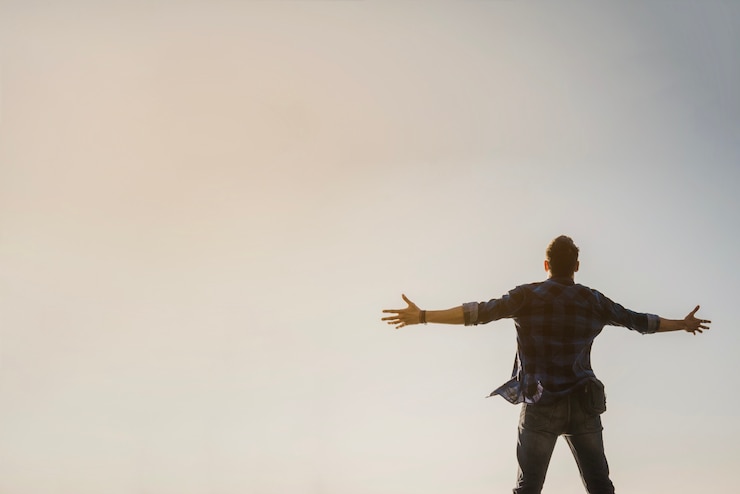 Kostenlose Foto ein mann mit geöffneten armen, der in den himmel schaut