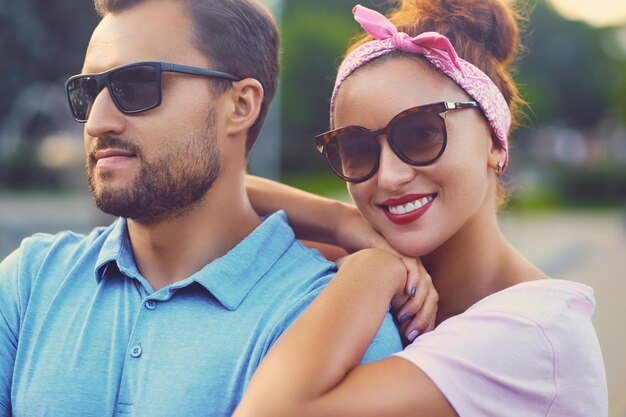 Ein Mann mit Tätowierungen auf den Armen und eine rothaarige Frau bei einem Date.