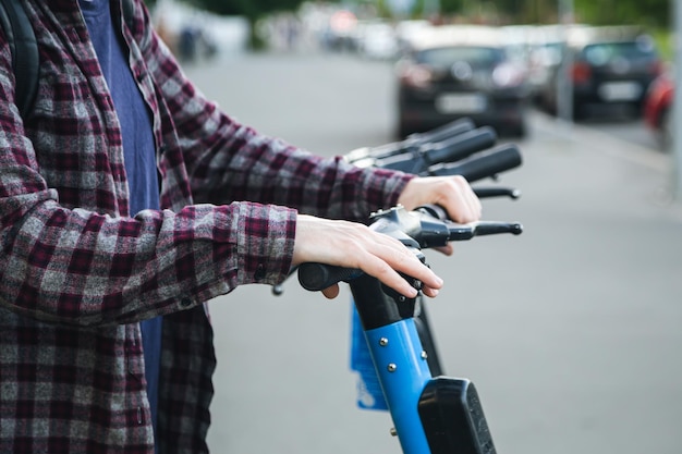 Kostenloses Foto ein mann nutzt einen verleihservice mit einem e-scooter aus nächster nähe