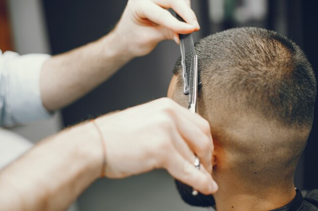 Ein Mann schneidet Haare in einem Friseursalon