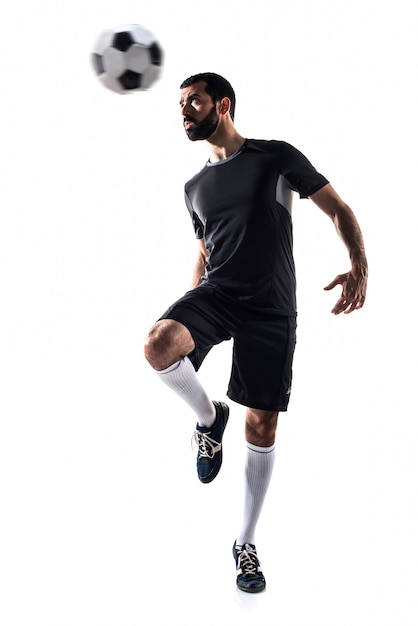 Ein Mann spielt Fußball