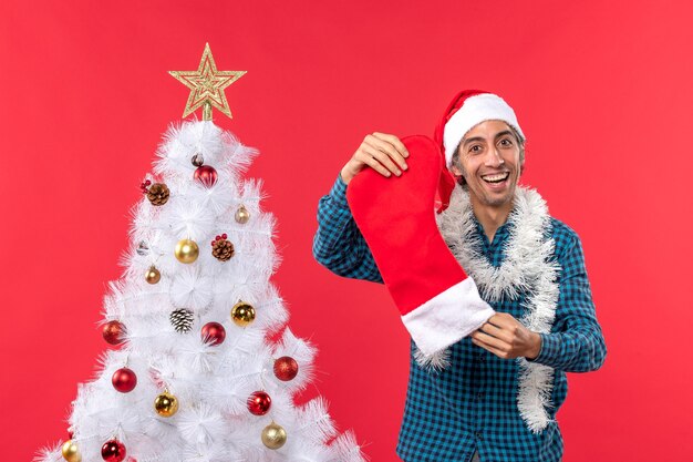 Ein Mann steht neben dem Weihnachtsbaum