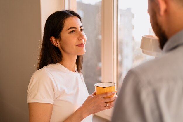 Ein Mann und eine Frau trinken Tee am Fenster