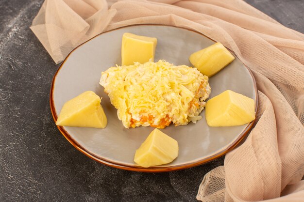 Ein Mayyonaised Gemüsesalat von oben mit Huhn innen und Frischkäse innen Platte auf dem grauen Schreibtisch Salat Essen Mahlzeit Gericht