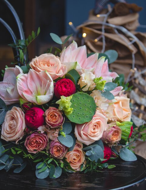 Ein Mischblumenstrauß im Weihnachtsleuchtehintergrund