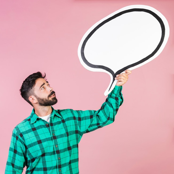 Kostenlose Foto ein mittelgroßer kerl hält einen sprechballon
