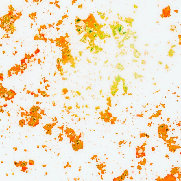 Ein orange und gelbes Farbpulver auf weißem Hintergrund