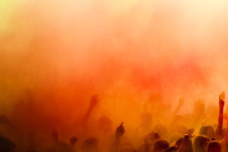 Ein orangefarbener Holi überfärbt die Menge