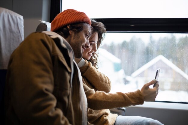 Ein Paar, das ein Selfie macht, während es mit dem Zug fährt
