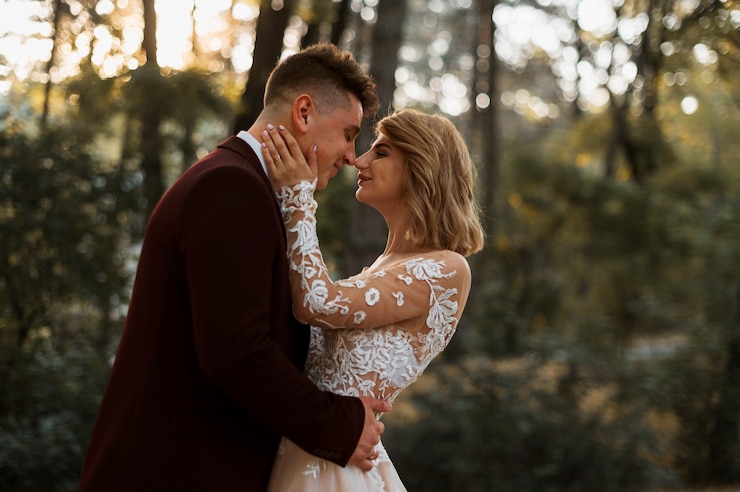Kostenlose Foto ein paar, das seine hochzeit im wald feiern will