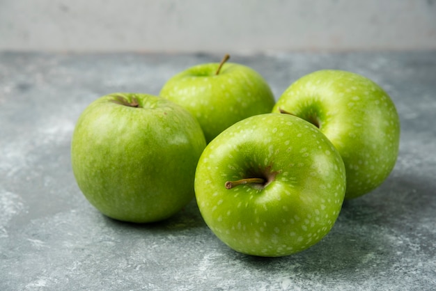 Ein paar frische Äpfel auf Marmor.