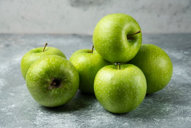 Ein paar frische Äpfel auf Marmor.