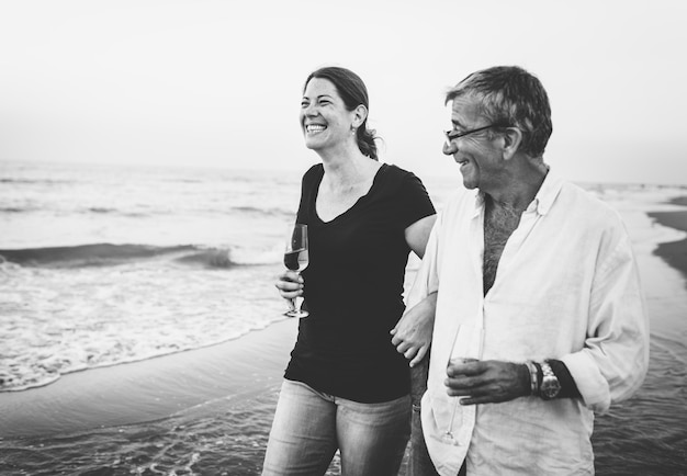 Ein Paar schlendert am Strand entlang