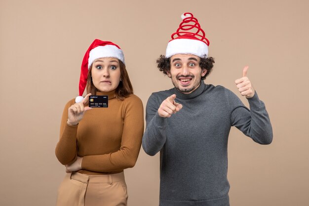 Ein Pärchen steht neben dem Weihnachtsbaum