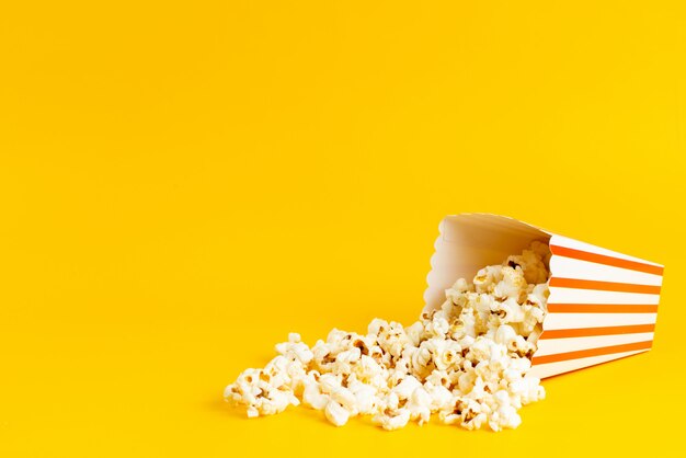 Ein Popcorn der Vorderansicht innerhalb der Packung gesalzen frisch isoliert auf gelb