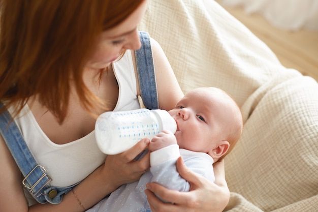 Ein Porträt der schönen Mutter mit ihrem Baby