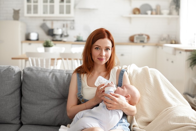 Ein Porträt der schönen Mutter mit ihrem Baby