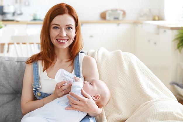 Ein Porträt der schönen Mutter mit ihrem Baby