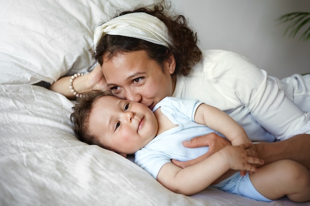 Ein Porträt eines Jungen und einer Mutter