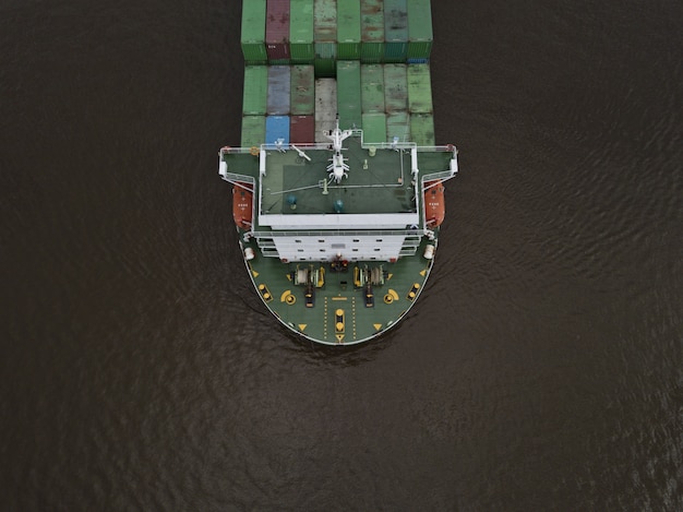 Kostenloses Foto ein riesiges exportcontainerschiff schoss aus einem hohen winkel