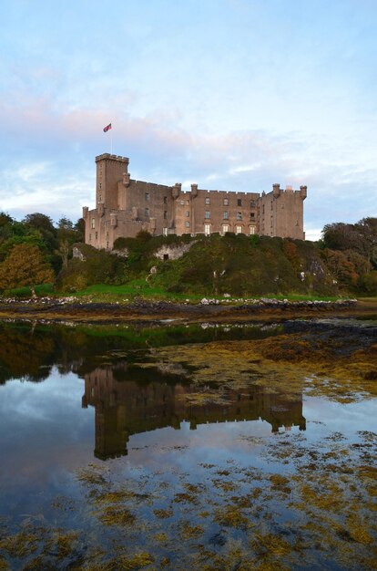 Ein schöner Blick auf Dunvegan Castle mit einer Spiegelung im Loch