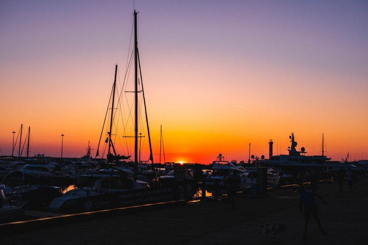 Kostenlose Foto ein schöner sonnenuntergang in einer küstenstadt