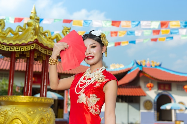 Ein schönes asiatisches Mädchen, das ein rotes Kleid trägt