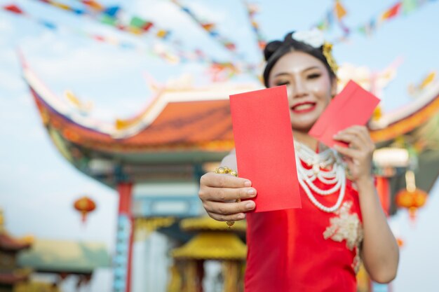 Ein schönes asiatisches Mädchen, das ein rotes Kleid trägt