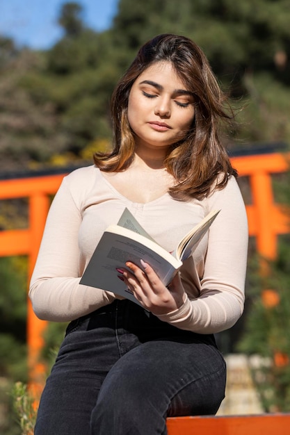 Ein schönes Mädchenlesebuch im Park Foto in hoher Qualität