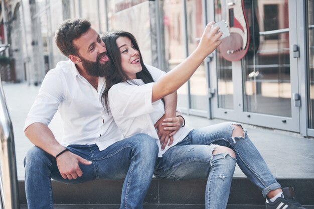 Ein schönes Paar macht ein Foto im Freien