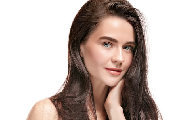 Ein schönes weibliches Gesicht. Perfekte und saubere Haut der jungen kaukasischen Frau auf weißem Studiohintergrund.