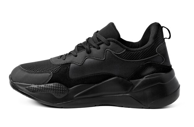 Ein schwarzer Sneaker-Schuh isoliert auf weiß