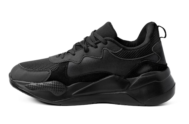Ein schwarzer Sneaker-Schuh isoliert auf weiß