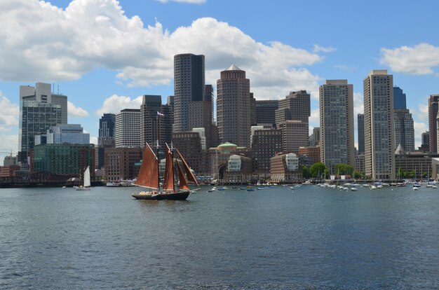 Ein Segelboot, das an einem perfekten Sommertag im Hafen von Boston segelt.