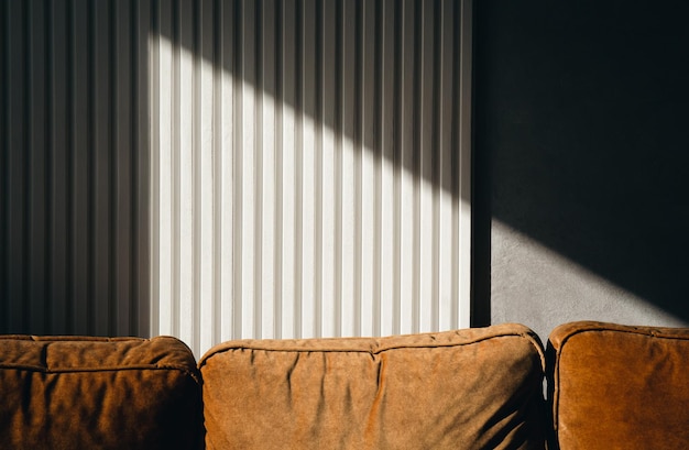 Kostenloses Foto ein sonnenstrahl auf einer strukturierten wand in einem raum