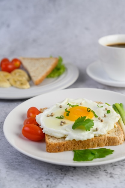 Ein Spiegelei, das auf einem Toast liegt und mit Pfeffersamen mit Karotten und Frühlingszwiebeln belegt ist.