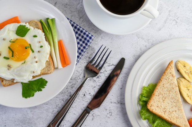 Ein Spiegelei, das auf einem Toast liegt und mit Pfeffersamen mit Karotten und Frühlingszwiebeln belegt ist.