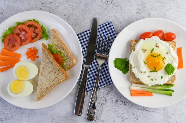 Ein Spiegelei, das auf einem Toast liegt und mit Pfeffersamen mit Karotten und Frühlingszwiebeln belegt ist.