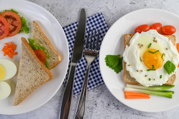 Ein Spiegelei, das auf einem Toast liegt und mit Pfeffersamen mit Karotten und Frühlingszwiebeln belegt ist.